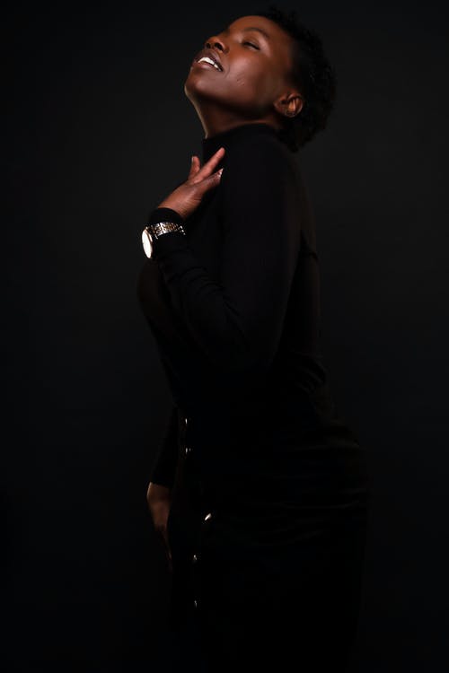 黑色高领长袖上衣的女人 · 免费素材图片