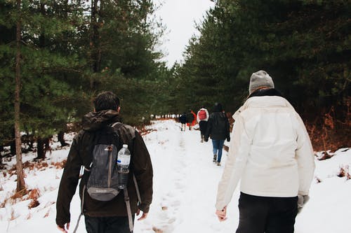 在雪上行走的人的照片 · 免费素材图片