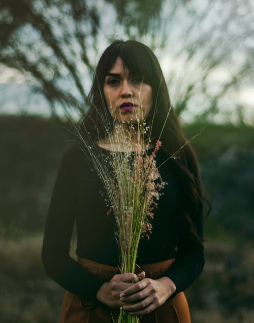 女人手捧花的照片 · 免费素材图片