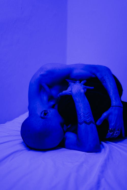 男子躺在床上的照片 · 免费素材图片