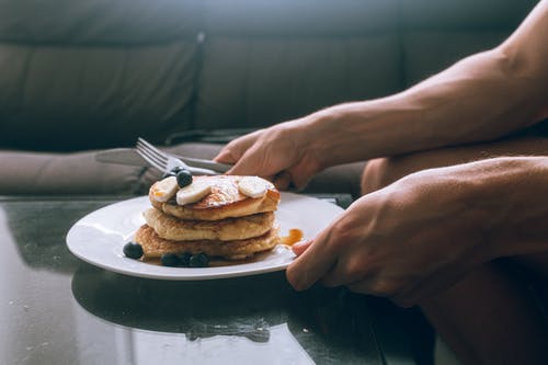 持有与煎饼白板的人 · 免费素材图片