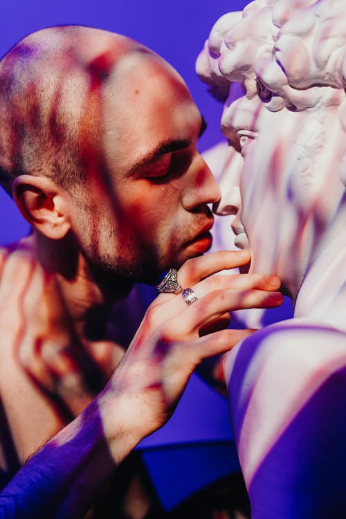 男人亲吻石膏头 · 免费素材图片