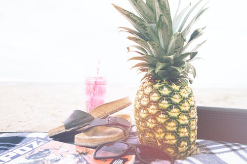 凉鞋旁边的菠萝水果 · 免费素材图片