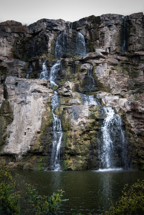 白色绿色和黑色岩石瀑布白天的时间间隔照片 · 免费素材图片