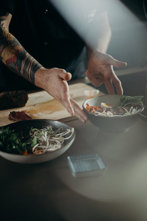 人拿着碗用食物 · 免费素材图片