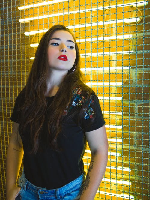 女人穿着黑色的花衬衫 · 免费素材图片