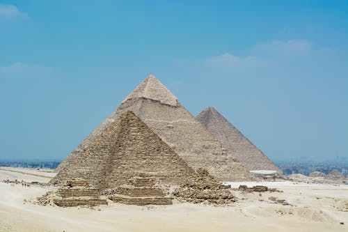 吉萨大金字塔在蓝蓝的天空下 · 免费素材图片