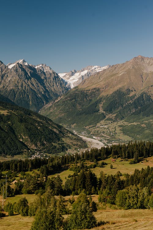 山区地形与绿树成荫的山谷 · 免费素材图片