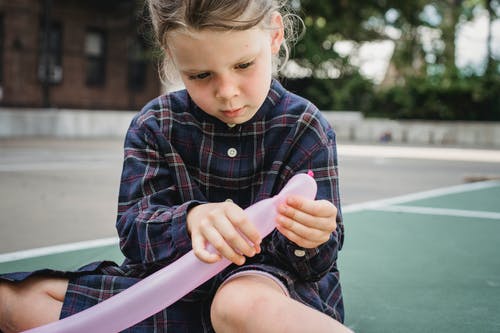 有关儿童, 坐, 女孩的免费素材图片