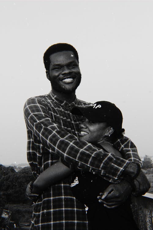 男人和女人拥抱的灰度摄影 · 免费素材图片