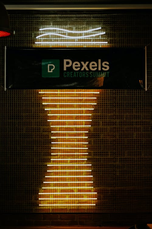 一扇门的pexels标志 · 免费素材图片