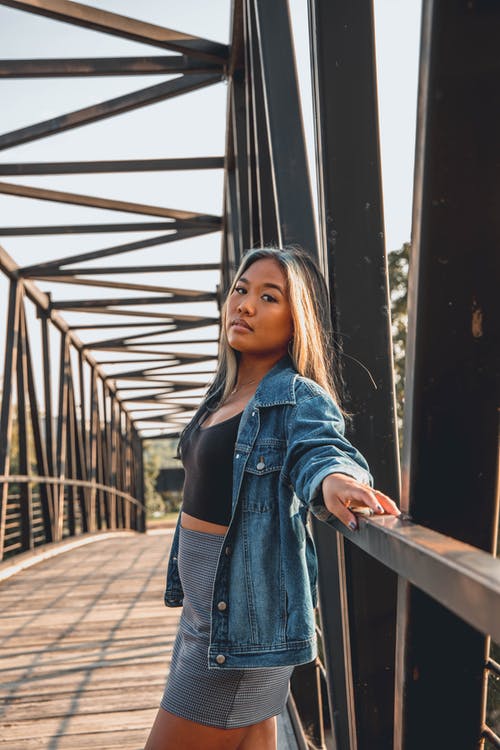 有关中空装, 人, 拍照片的免费素材图片