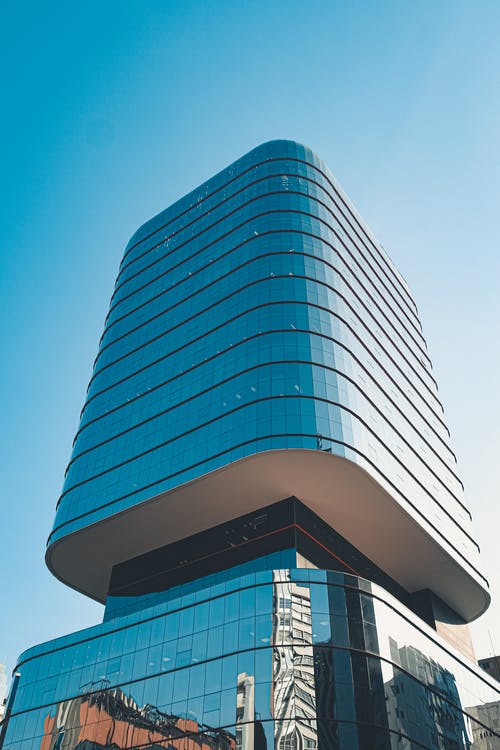 蓝天下的蓝色和白色混凝土建筑 · 免费素材图片