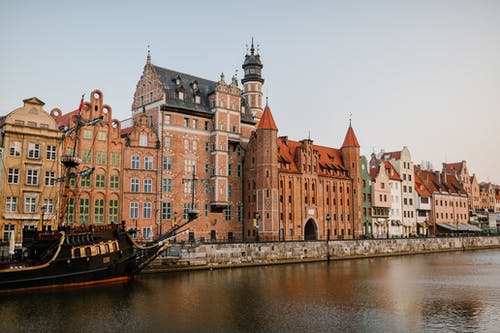 河海岸上的旧欧洲市区 · 免费素材图片