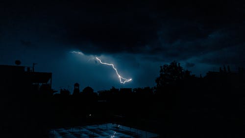闪电在黑暗的天空 · 免费素材图片