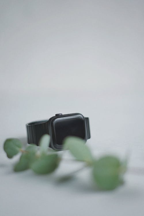 白色表面上的黑色智能手表 · 免费素材图片