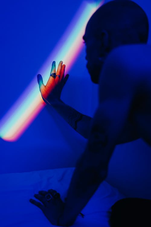 男人用彩虹的颜色碰墙的照片 · 免费素材图片