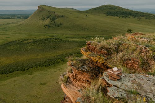 在夏日的草丛中的崎mountains山 · 免费素材图片