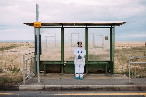 在公交车站等太空服的人 · 免费素材图片