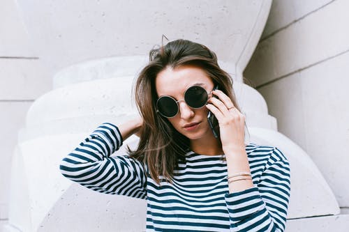 一个女人在电话里讲话的照片 · 免费素材图片