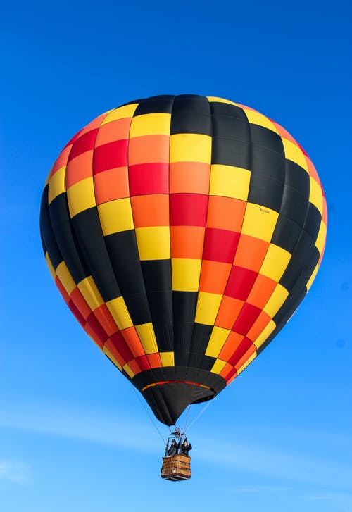 彩色热气球飞行 · 免费素材图片