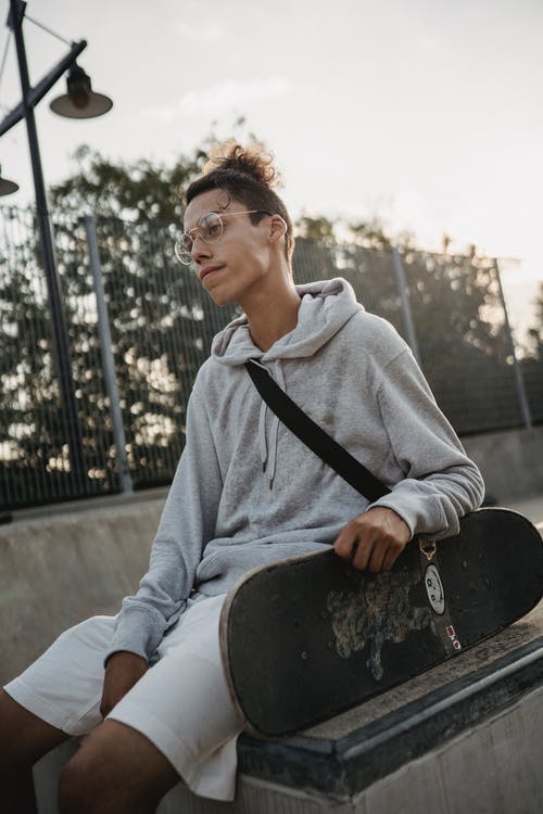 梦幻般的运动员，在小镇的平台上滑板 · 免费素材图片