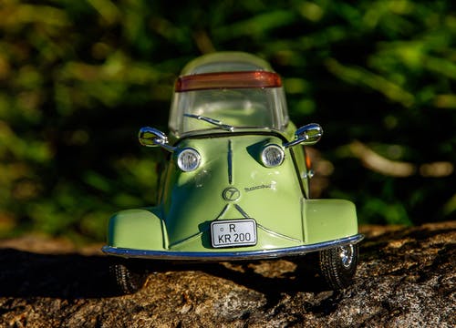 绿色和灰色微型汽车玩具 · 免费素材图片