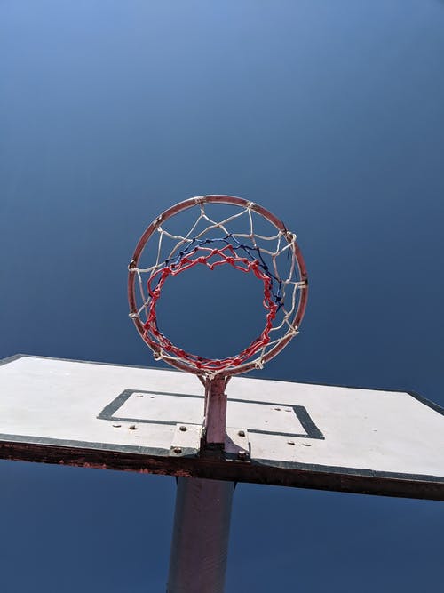 蓝天下的白色篮球架 · 免费素材图片