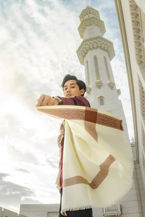 站在白色的混凝土建筑物附近的人 · 免费素材图片