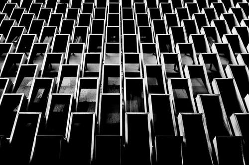 建筑物的黑白照片 · 免费素材图片