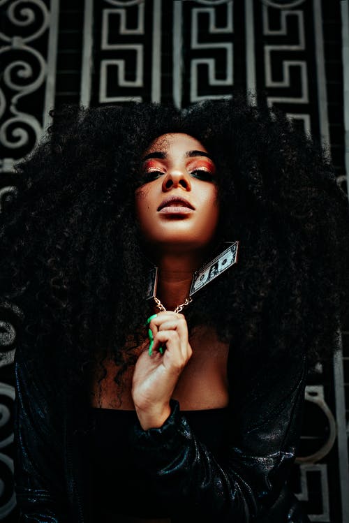 女人抱着她的项链 · 免费素材图片