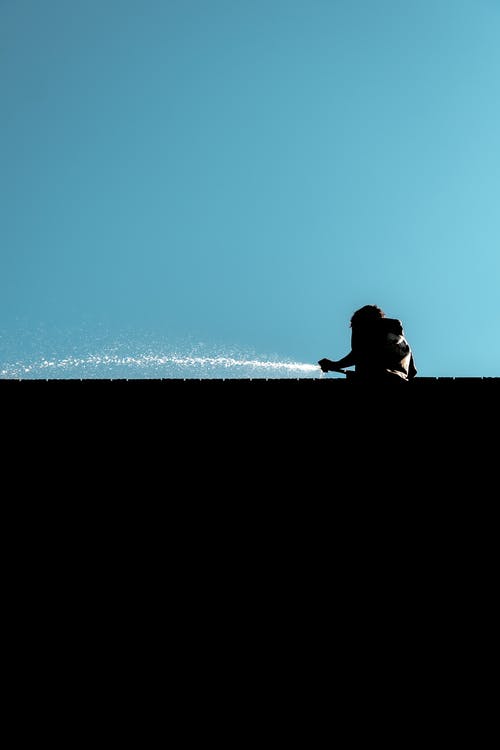 一个人喷水的剪影 · 免费素材图片