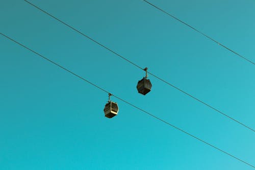 蓝蓝的天空下的黑色缆车 · 免费素材图片