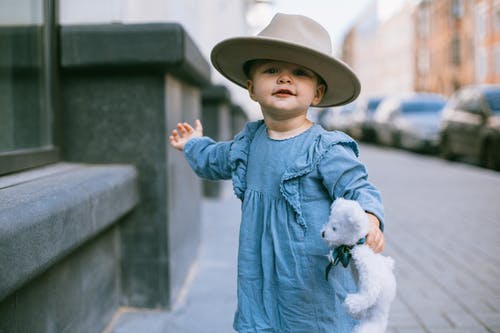 婴儿戴着帽子的浅焦点照片 · 免费素材图片