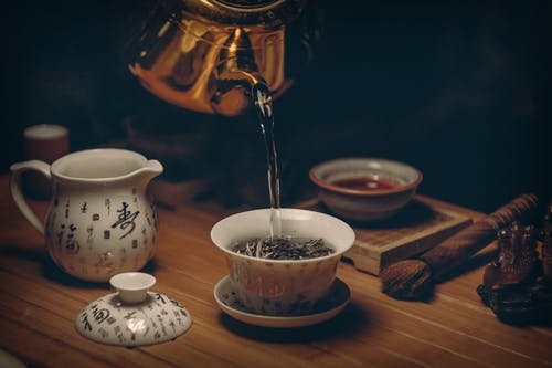 金水壶在茶上倒热水 · 免费素材图片