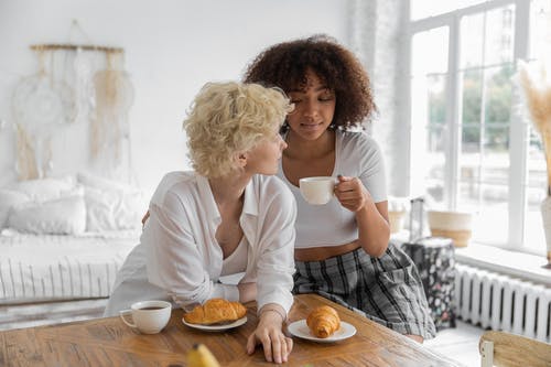 多种族的女同性恋夫妇在家里吃早餐 · 免费素材图片