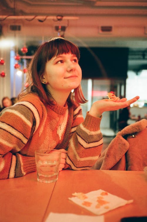 灰色，白色和橙色条纹长袖毛衣的女人 · 免费素材图片