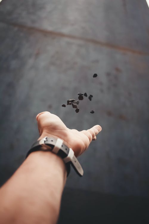 手扔黑石头 · 免费素材图片