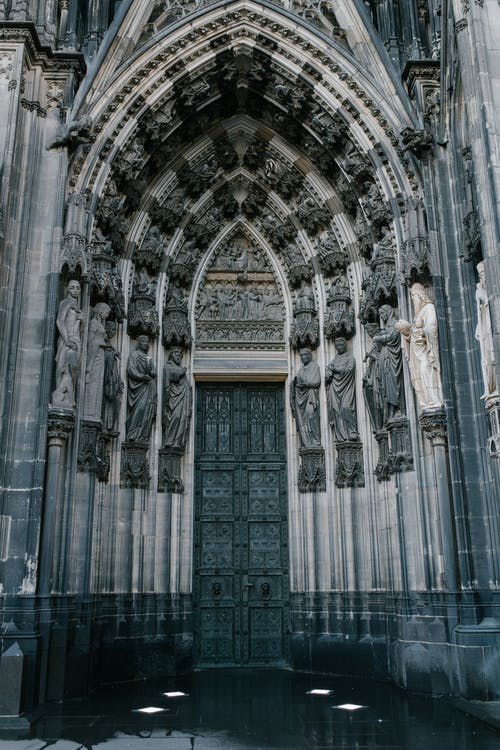 天主教大教堂的门装饰着中世纪雕像 · 免费素材图片