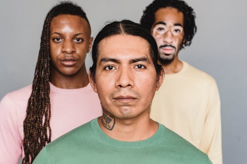 在灰色背景下的殷勤男人 · 免费素材图片