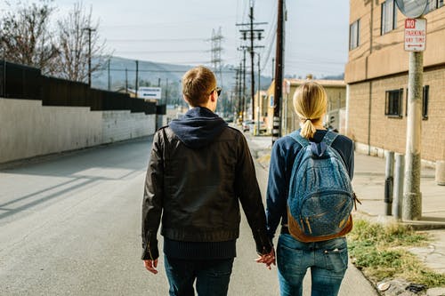 男人和女人走路时手牵着手 · 免费素材图片