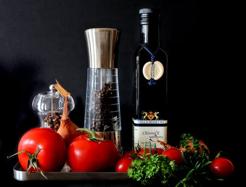 摇床和橄榄油瓶旁边的西红柿 · 免费素材图片