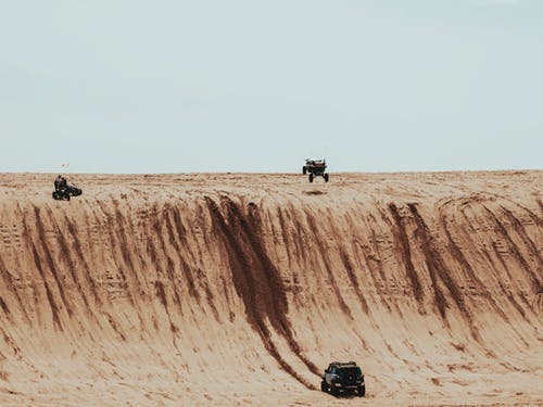 黑色和灰色四轮驱动在沙漠上 · 免费素材图片
