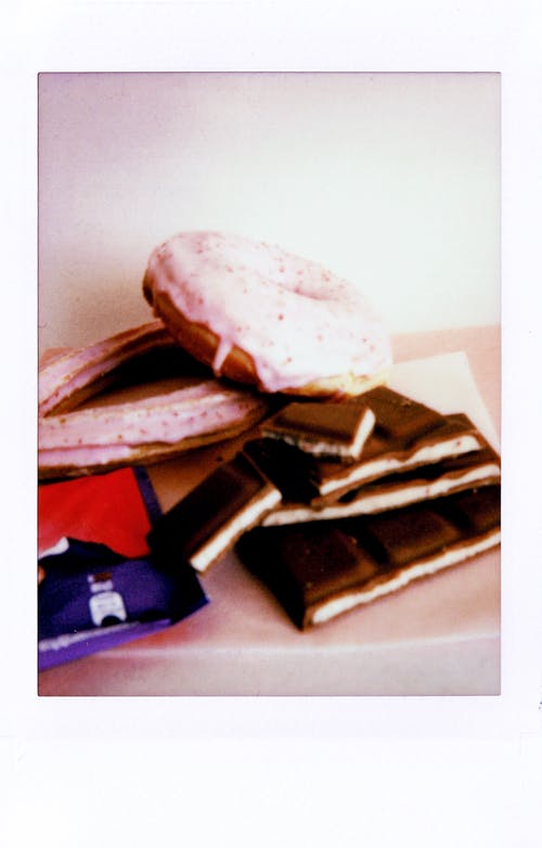 甜甜圈和巧克力在白色陶瓷板上 · 免费素材图片