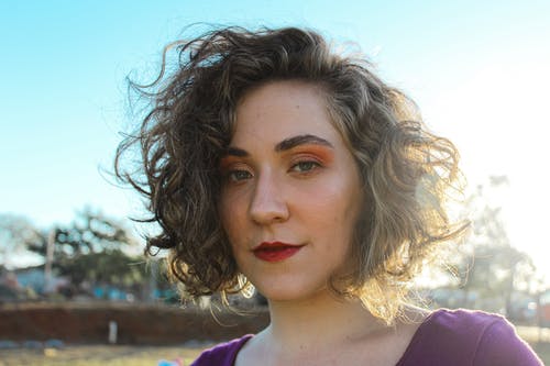 有关卷发, 严肃, 女人的免费素材图片