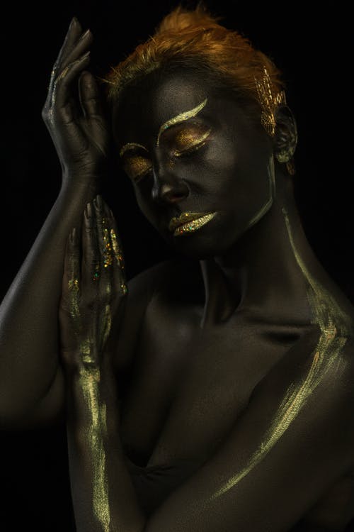 金人体彩绘的女人 · 免费素材图片