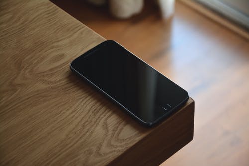 角落桌上的黑色android智能手机 · 免费素材图片