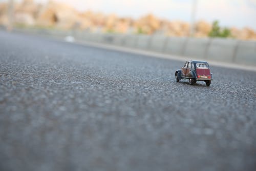 地面上的红色和黑色汽车压铸模型 · 免费素材图片