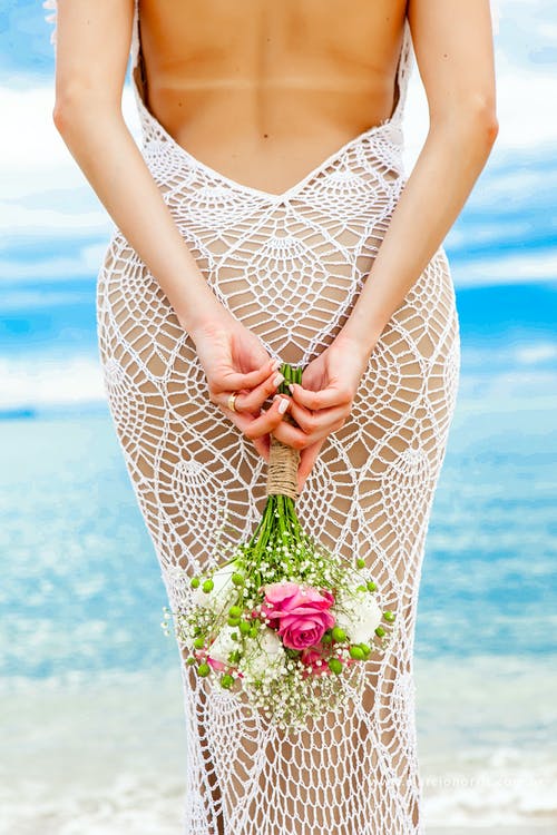 女人抱着粉红色的玫瑰花束 · 免费素材图片