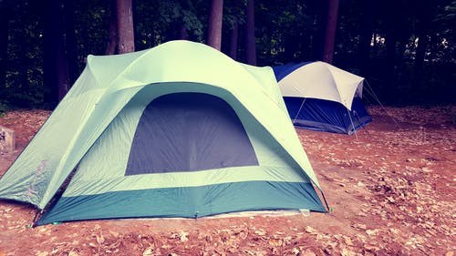 白色绿色和黑色户外帐篷 · 免费素材图片